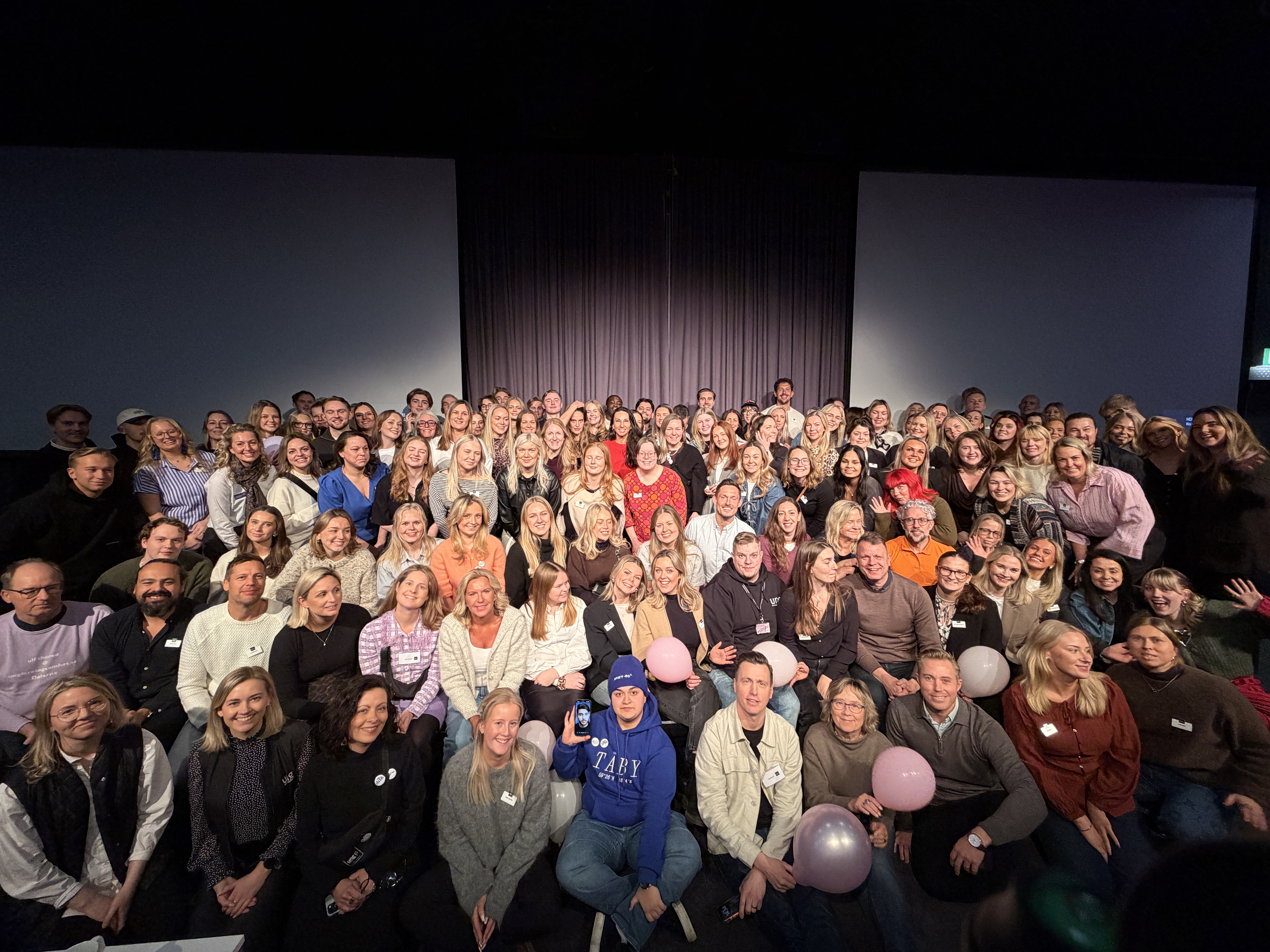 en gruppbild på alla medarbetare i Ung Företagsamhet