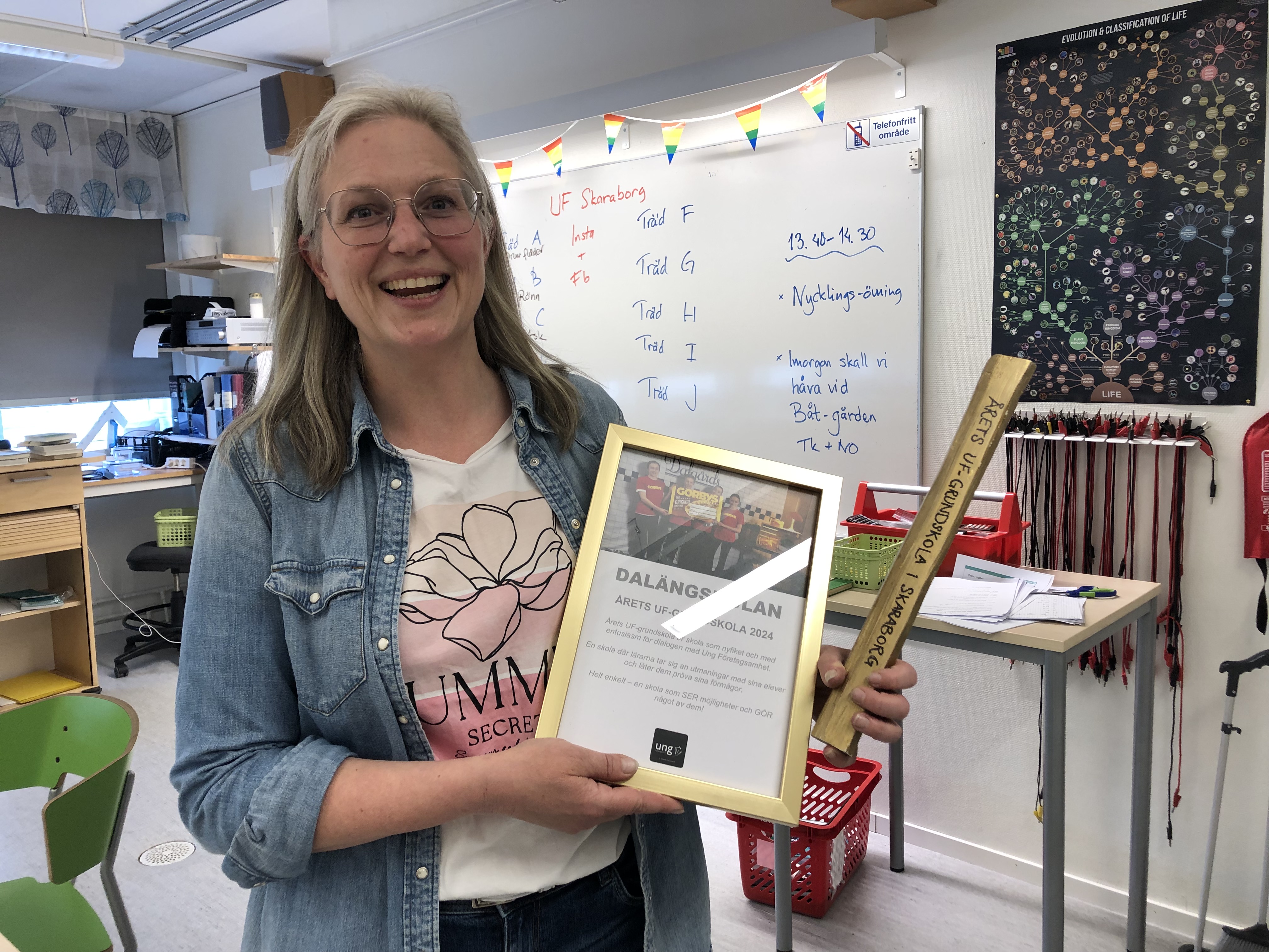 UF-läraren Mari på Dalängskolan tar emot priset för Årets UF-grundskola