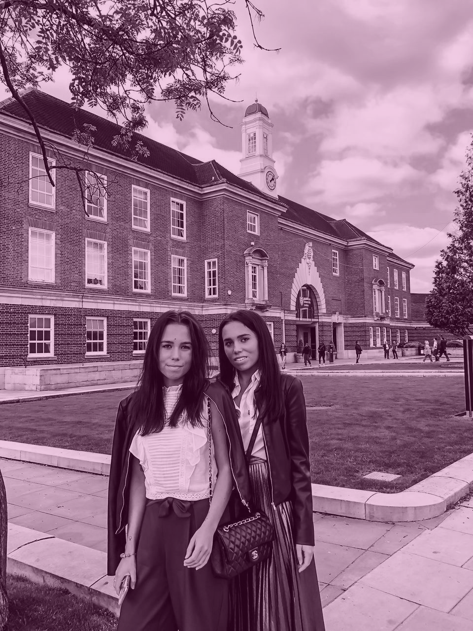 Vanessa & Vendela Laukkanen som först tog kandidatexamen på Middlesex University i London och sedan gick vidare till University of Cambridge.