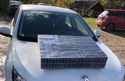 Bil med integrerad solcellsanläggning som producerar el.