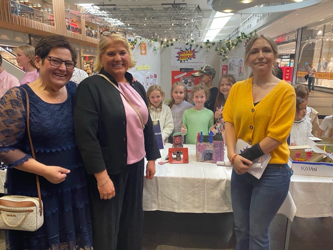 Monica Blom , Rebecka Javerud och Sara hasselgren samt eleverna i dåvarande åk 2 som var i final i Grundskoleutmaningen