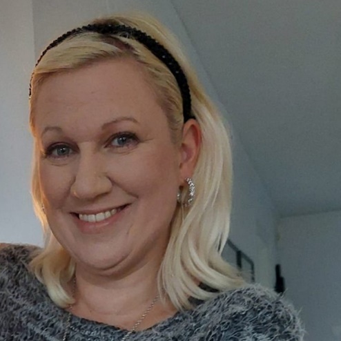 En bild som visar Människoansikte, person, leende, klädsel
AI-genererat innehåll kan vara felaktigt.