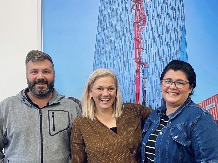 Entreprenören David Ghazi från Betonggrunden V. Götaland, partneransvarig Linda Gartman från Ung Företagsamhet Älvsborg med entreprenören Anja Carlgren från B.A.M.