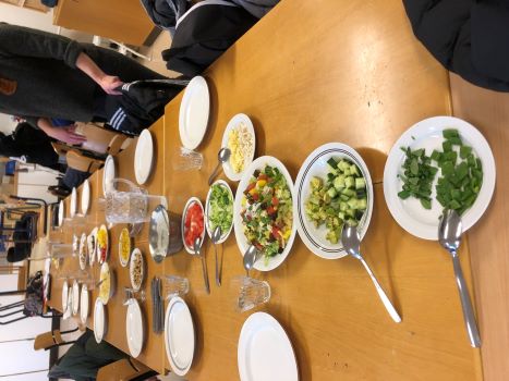 Ljungsbackenskolans elever provlagar vegetarisk mat