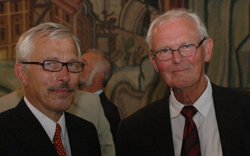 Robert W Grubbström, till vänster, och Jan Ekermann, till höger, från när Ung Företagsamhet firade 30 år.