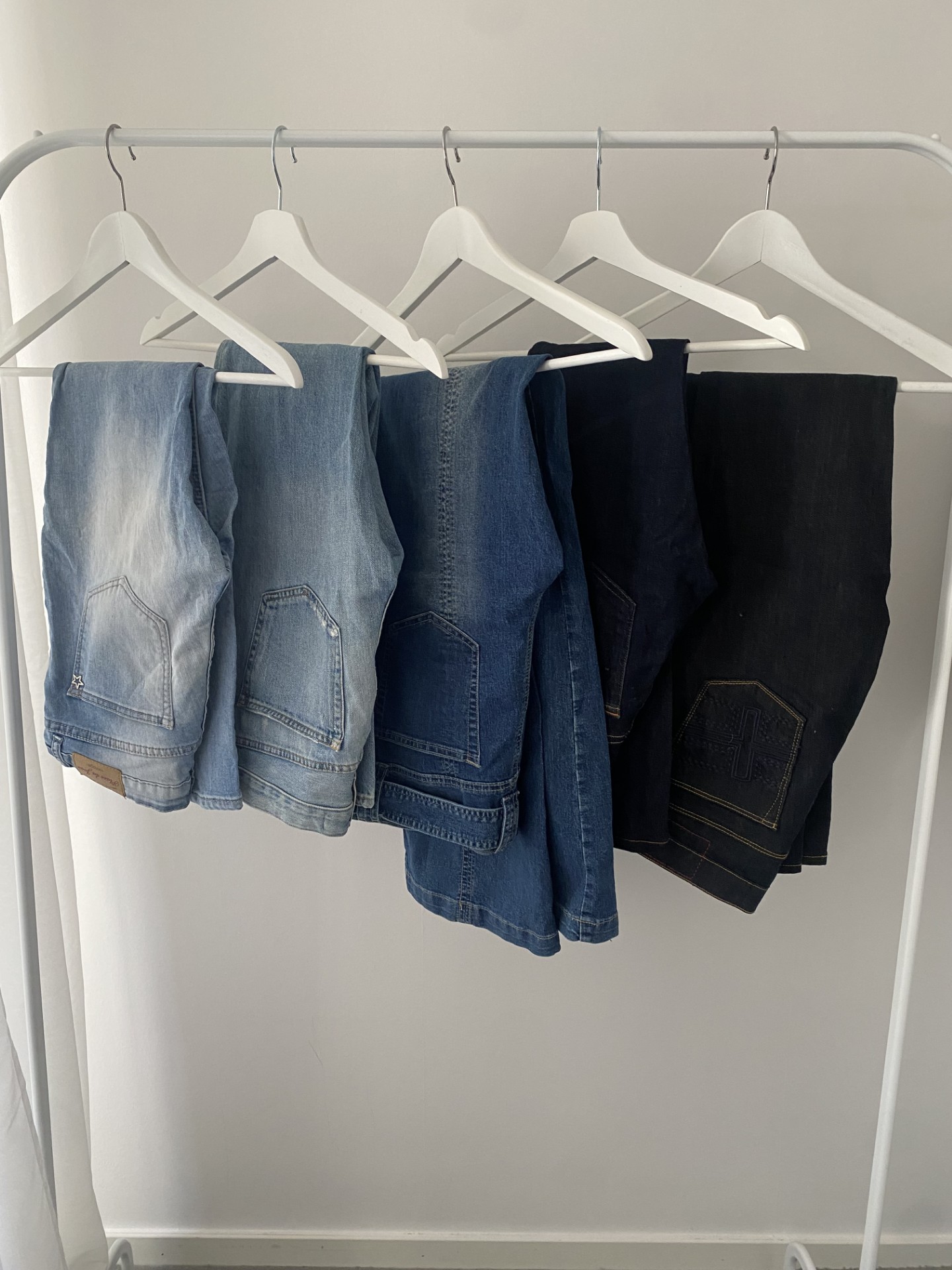 Dessa jeans kommer att sys om till färdiga produkter.