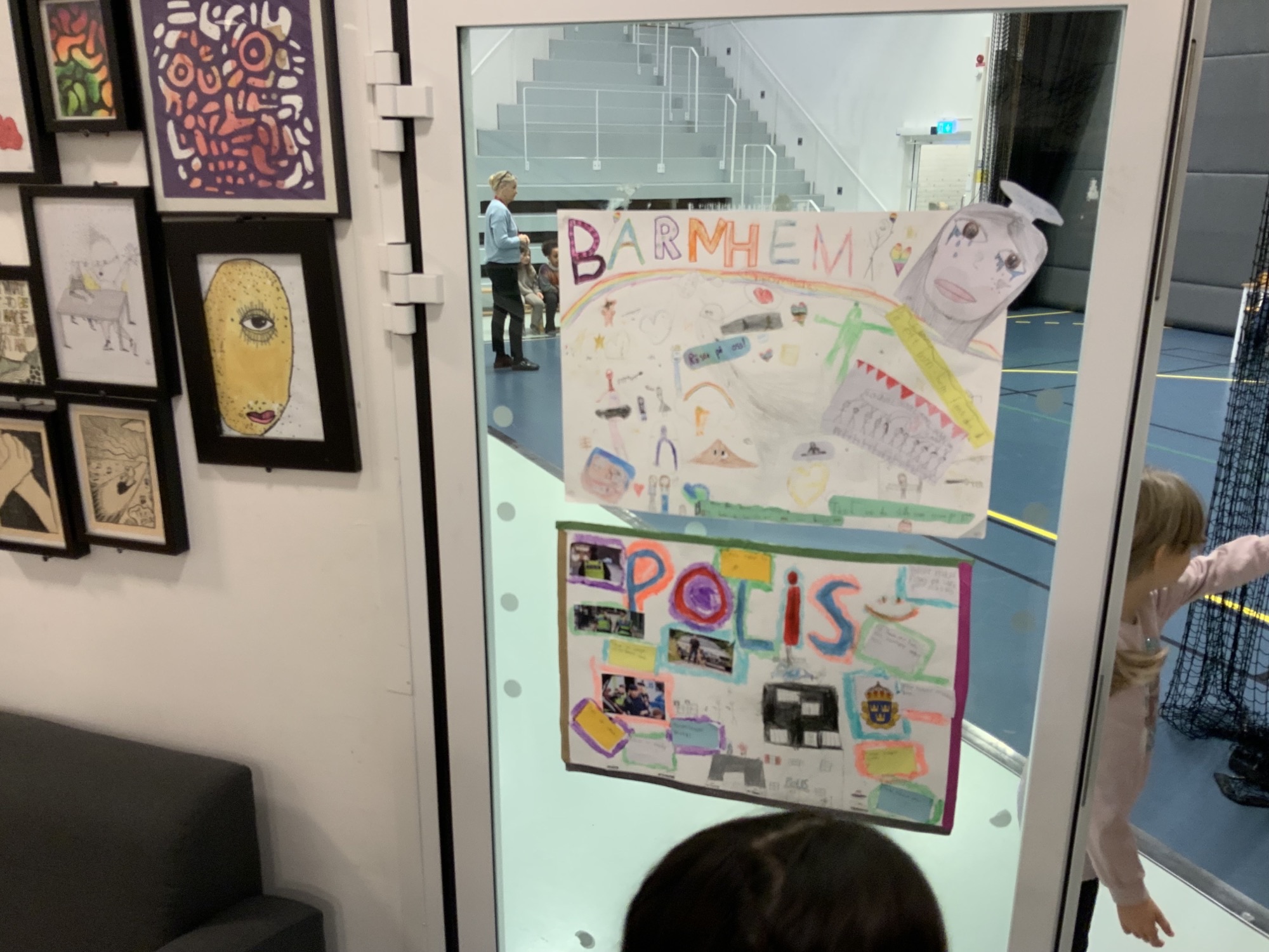 Valaffischer på väg in i Samhällsdetektivernas vallokal