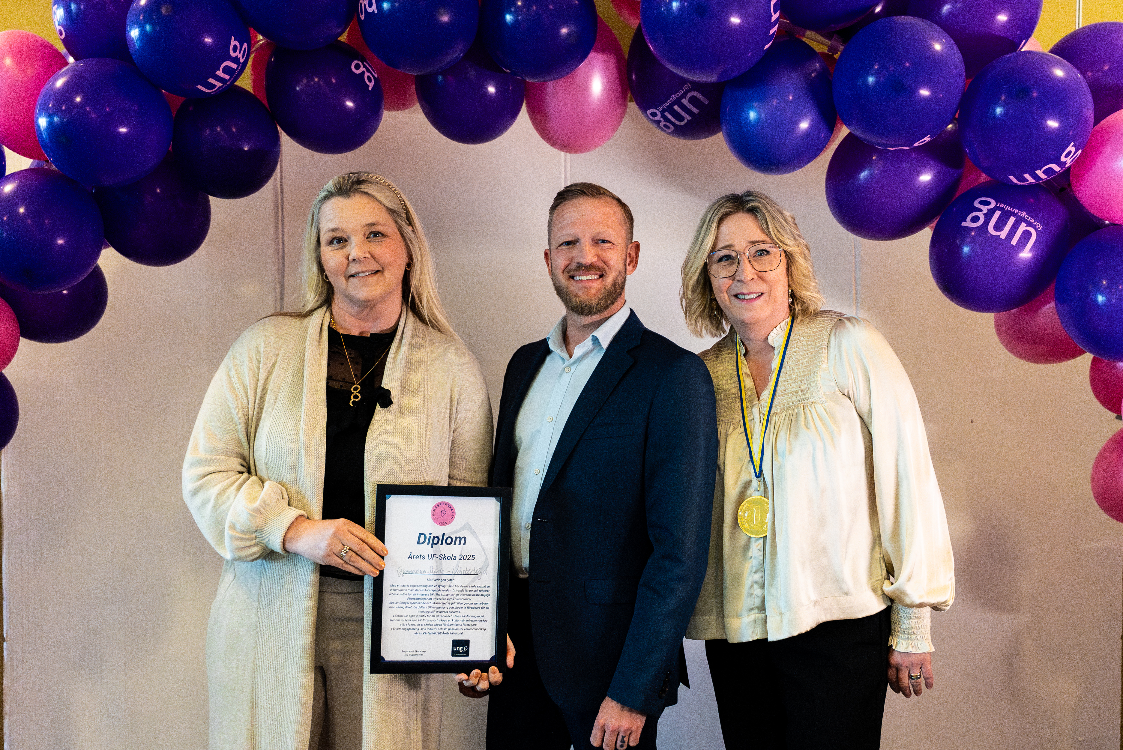 Årets UF-lärare i Skaraborg 2025 tillsammans med tävlingsvärden