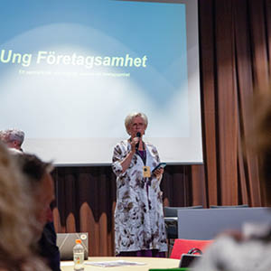 carola lemne på föreningsstämman i ung företagsamhet