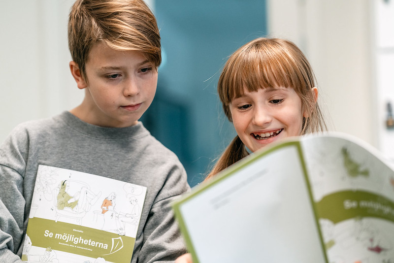 Elever bläddrar i Se Möjligheterna, Grundskolan