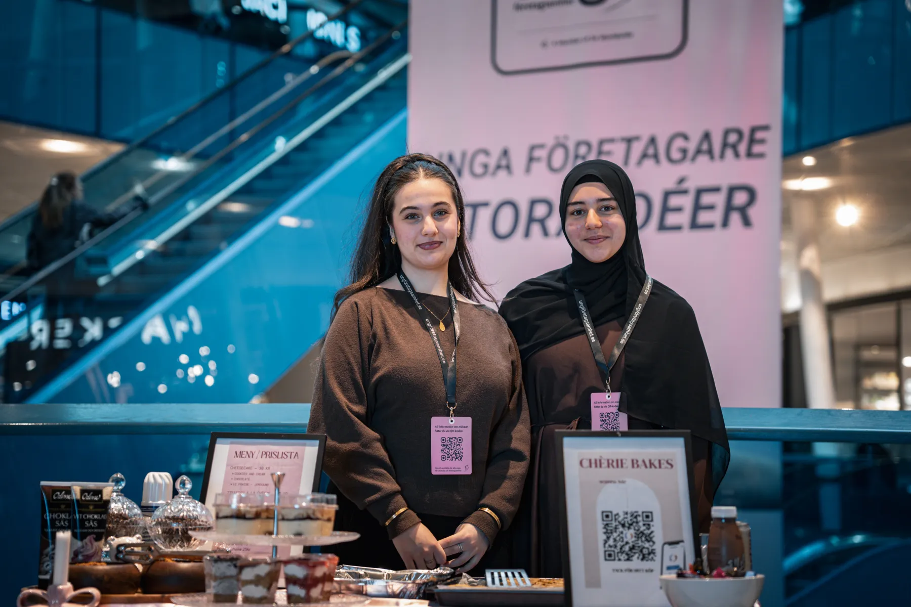 Två UF-företagare säljer sina produkter på UF-Mässan på Emporia