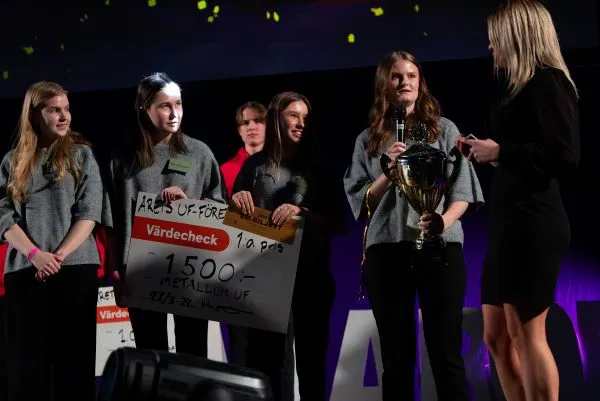 Årets UF-företag tar emot pris på scenen. Foto: MNAB Productions