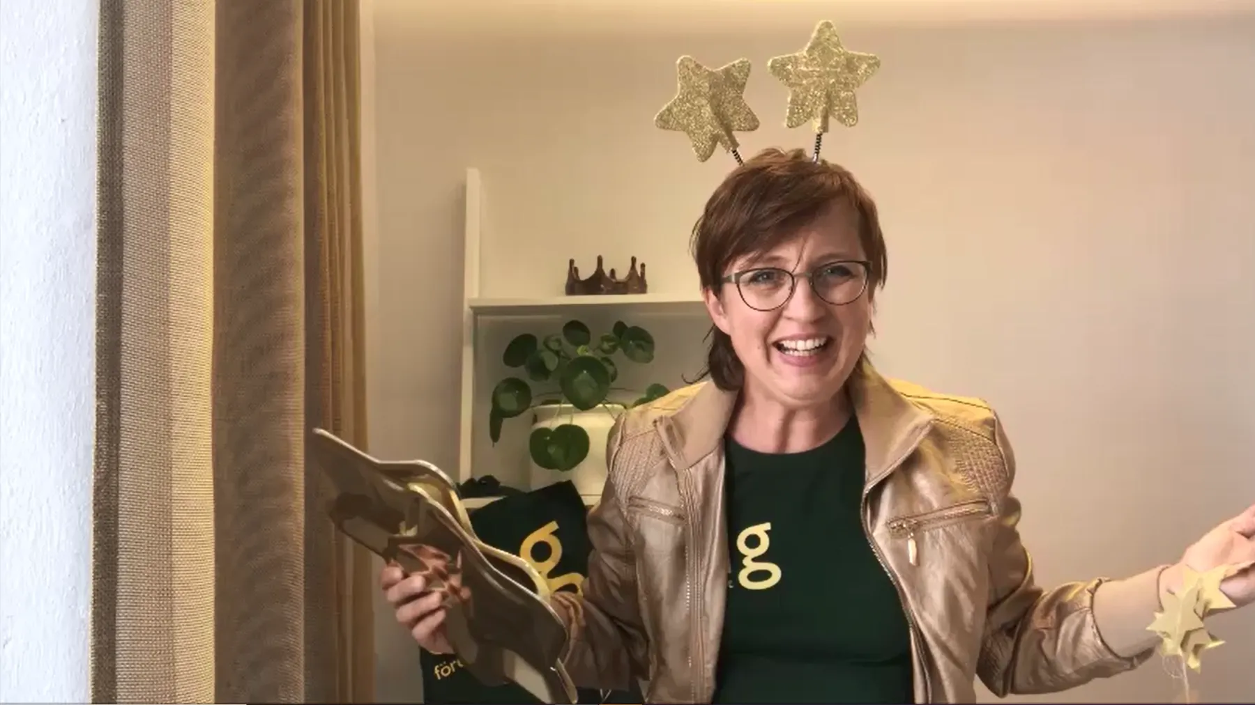 Hanna Bohrén delar ut priser på årets digitala prisutdelning