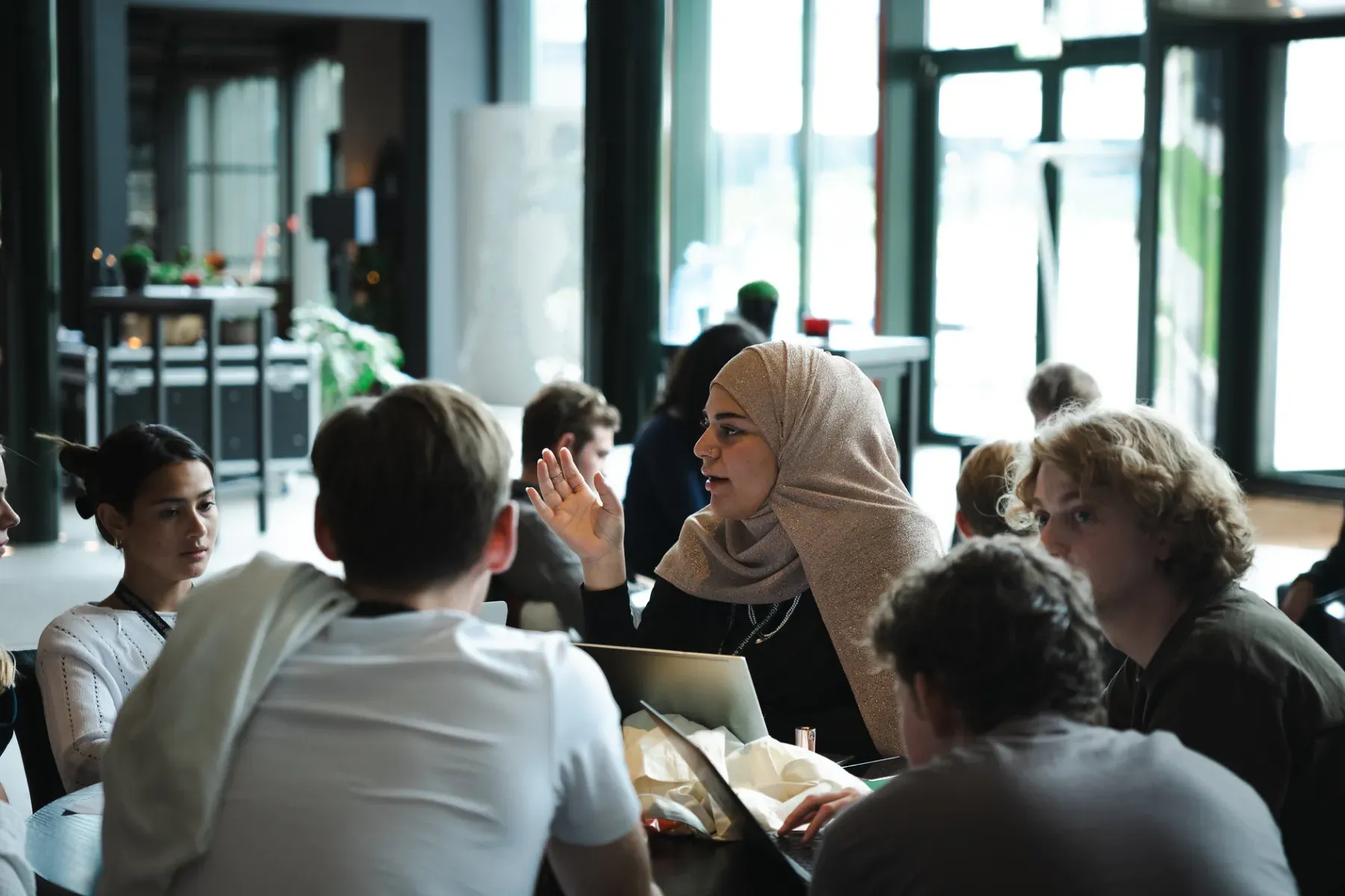 UF-alumner som diskuterar