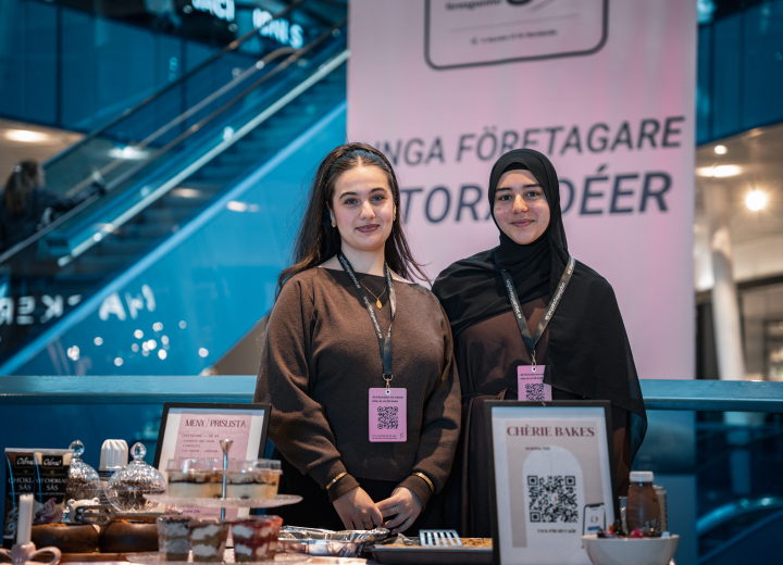 Två UF-företagare säljer sina produkter på UF-Mässan på Emporia