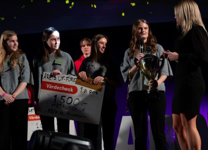 Årets UF-företag tar emot pris på scenen. Foto: MNAB Productions