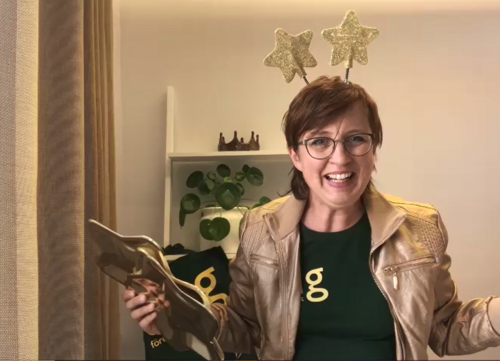 Hanna Bohrén delar ut priser på årets digitala prisutdelning