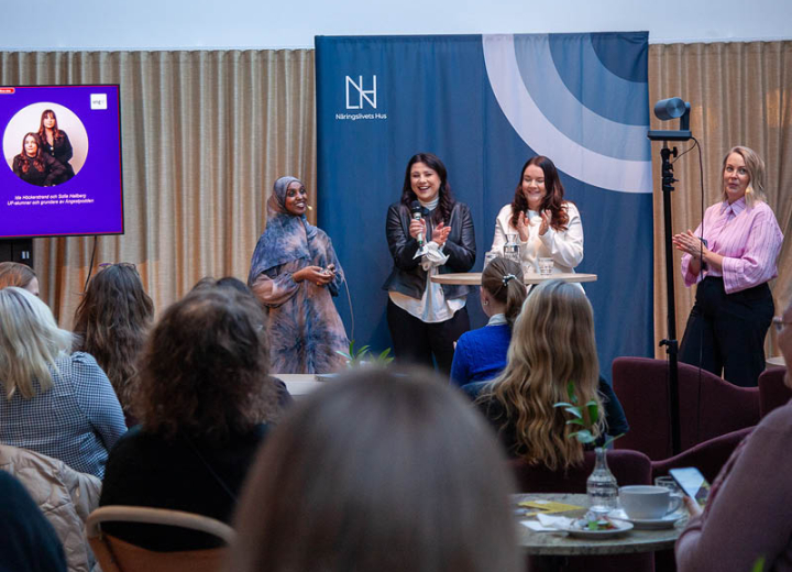 flera uf-alumner deltog i panelsamtal på scenen