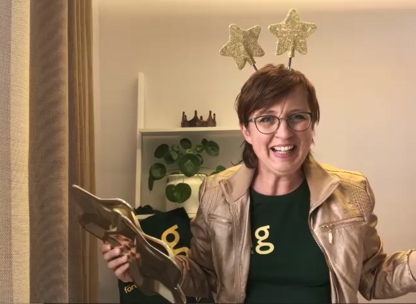 Hanna på UF var programledare för prisutdelningen av årets UF-grundskola