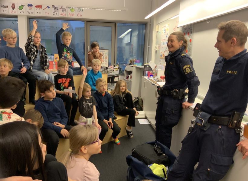 Samhällsdetektiverna får besök av polisen i årskurs 2