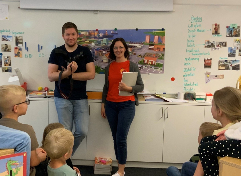 Reporter och fotograf från Skövdes personaltidning på besök