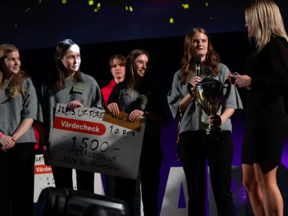Årets UF-företag tar emot pris på scenen. Foto: MNAB Productions