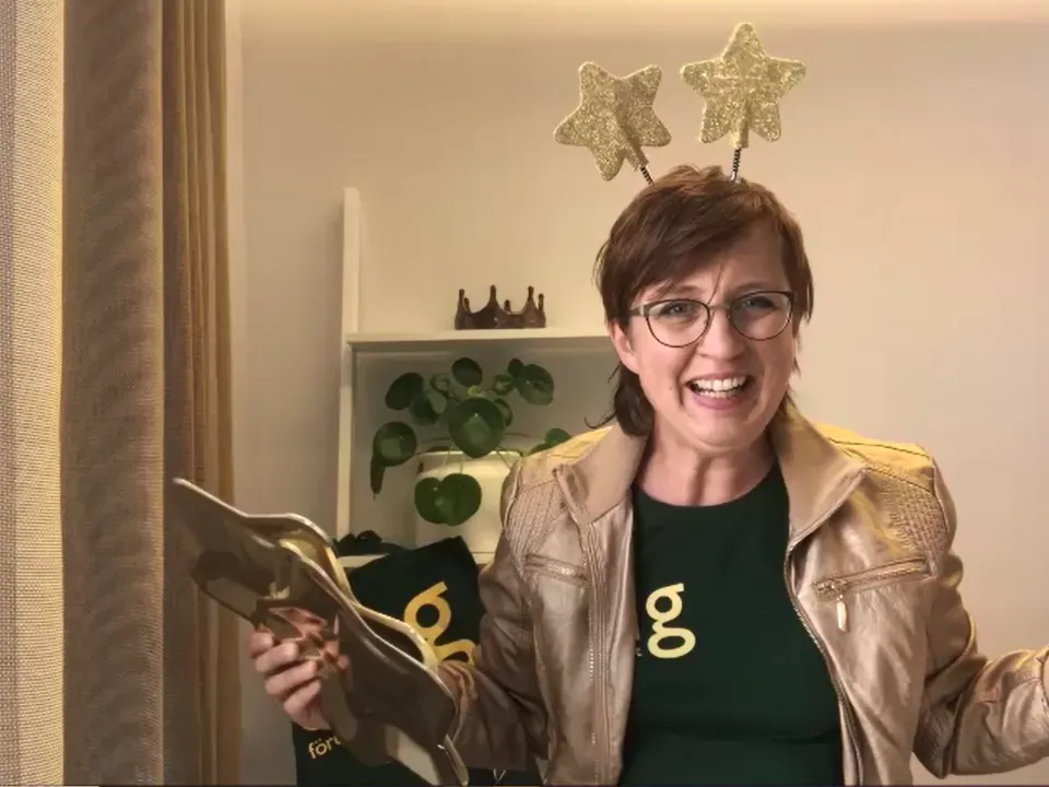 Hanna Bohrén delar ut priser på årets digitala prisutdelning