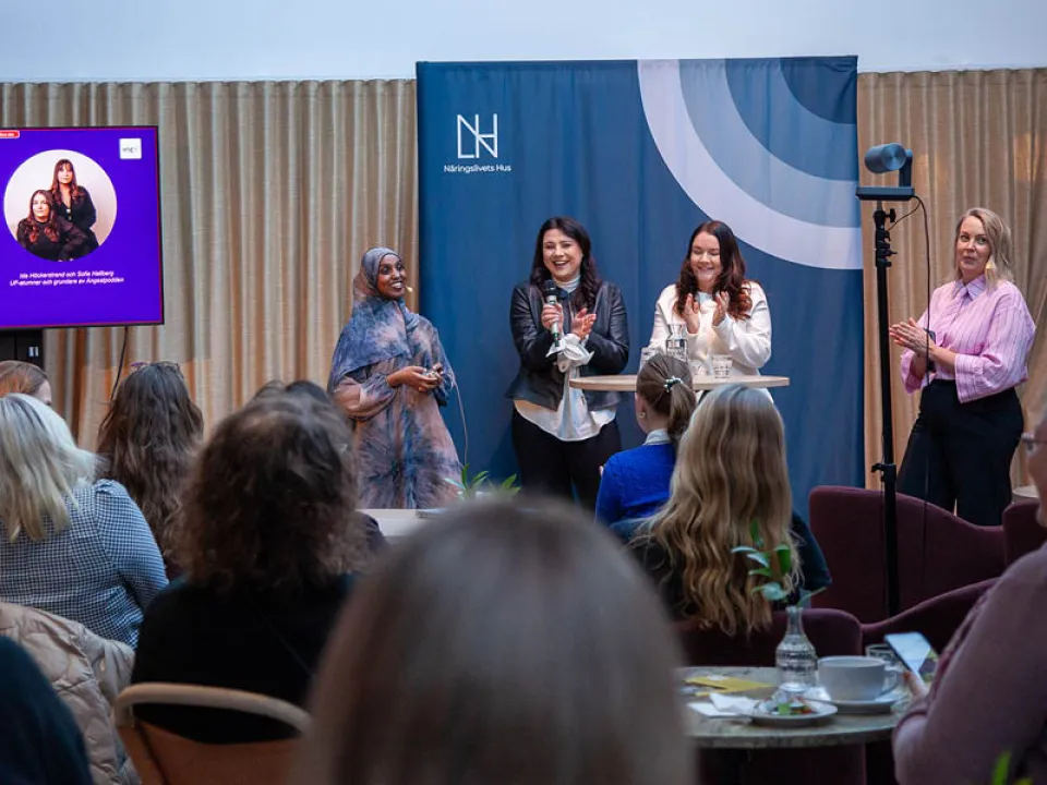 flera uf-alumner deltog i panelsamtal på scenen