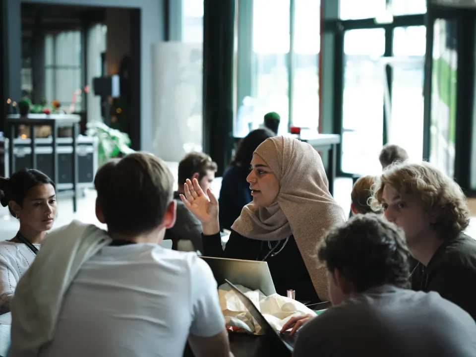 UF-alumner som diskuterar