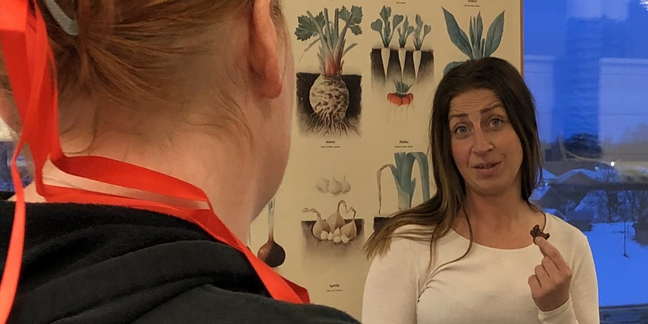 Caroline pratar med kollegan Caroline - även kallad Slöjdis!